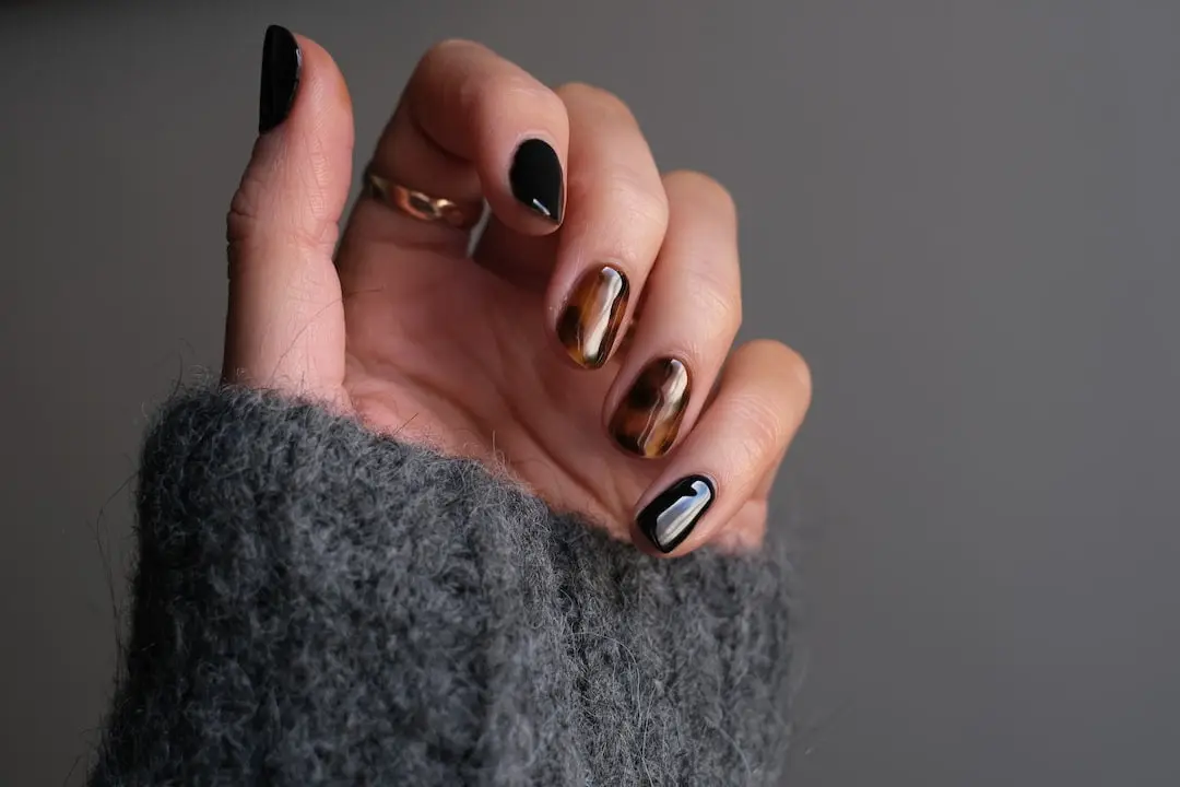Nagellack metallic - rosa blå och silver en köpguide illustration
